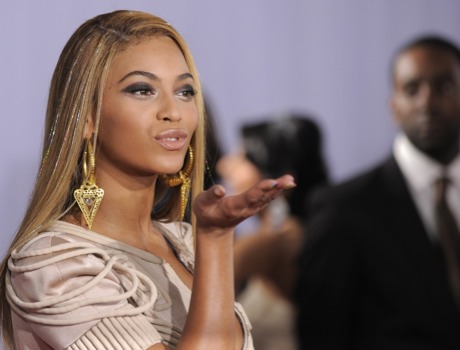 print a poster - Beyonce Blowing a Kiss - 85830beyoncearrivesatthe52ndan.jpg