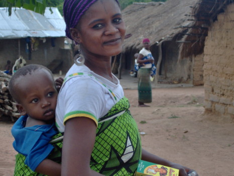 picture enlargement - Woman Carrying Baby On Back - HPIM0077.jpg