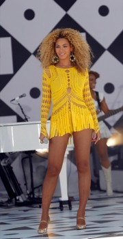print a poster - Yellow Dress Gold Shoes - Beyonce14.jpg
