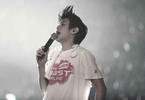 print a poster - White T-shirt Microphone Singer - tumblrlhbxgpr5WM1qbr7r9o11280.jpg