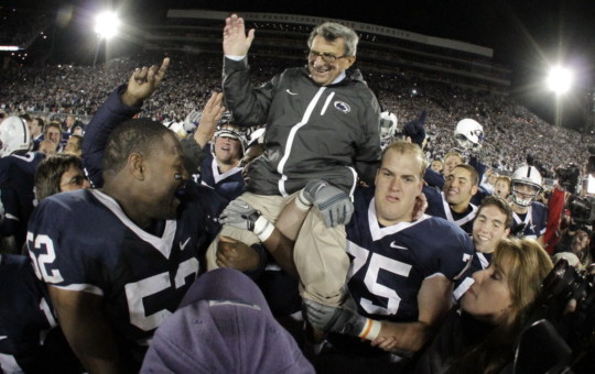 make - Football Team Lifting Man On Shoulders - joe_paterno_400_542031f6e4b53cc2.jpg